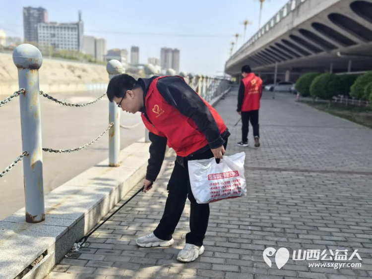 守护碧水清波共筑绿色家园 离石区青年志愿者协会党支部开展巡河净滩行动有效改善了河流周边的环境卫生状况 - 第2张 - 山西公益人 守护碧水清波共筑绿色家园 离石区青年志愿者协会党支部开展巡河净滩行动有效改善了河流周边的环境卫生状况 - 第2张