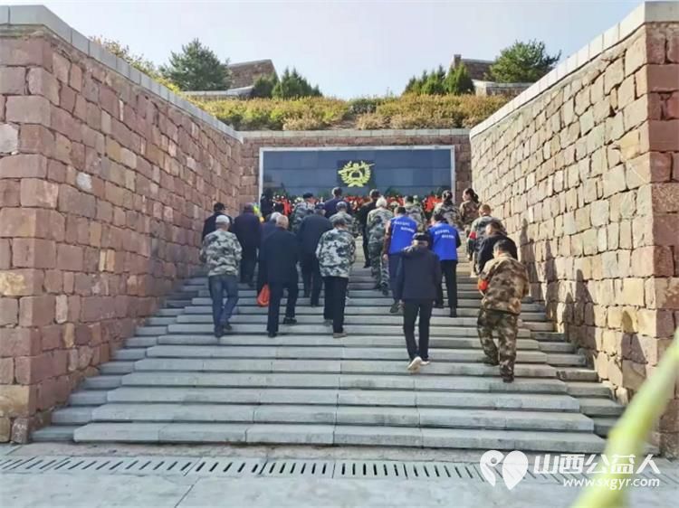 长治市小雨点公益志愿者协会4月份主题党日活动参加武乡县下司村“缅怀革命先烈 弘扬爱国精神”烈士陵园祭扫活动 - 第4张 - 山西公益人 长治市小雨点公益志愿者协会4月份主题党日活动参加武乡县下司村“缅怀革命先烈 弘扬爱国精神”烈士陵园祭扫活动 - 第4张