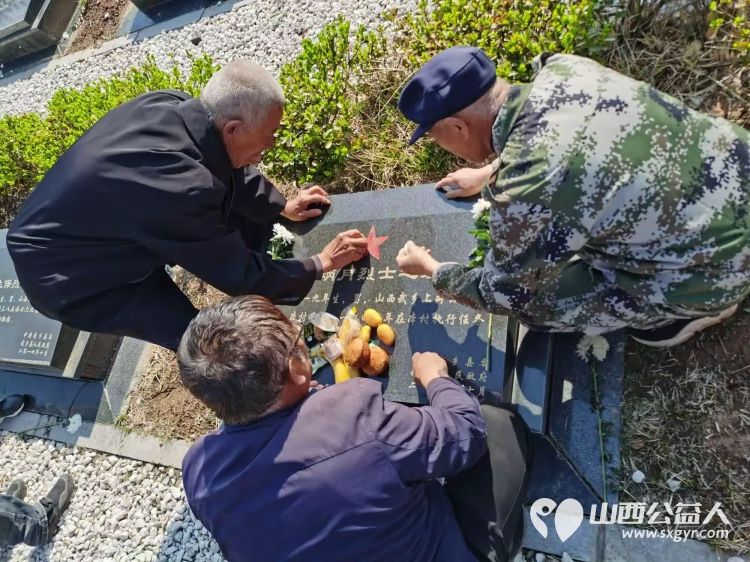 长治市小雨点公益志愿者协会4月份主题党日活动参加武乡县下司村“缅怀革命先烈 弘扬爱国精神”烈士陵园祭扫活动 - 第6张 - 山西公益人 长治市小雨点公益志愿者协会4月份主题党日活动参加武乡县下司村“缅怀革命先烈 弘扬爱国精神”烈士陵园祭扫活动 - 第6张