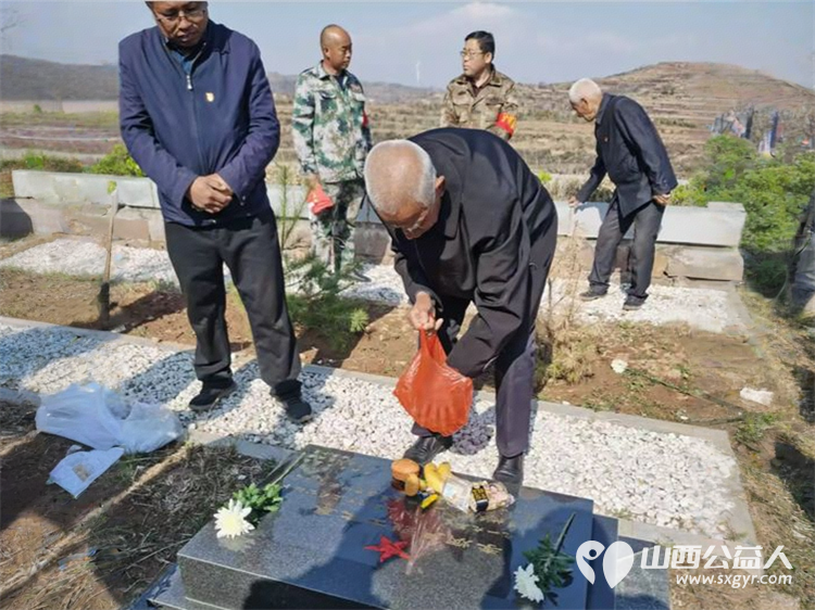 长治市小雨点公益志愿者协会4月份主题党日活动参加武乡县下司村“缅怀革命先烈 弘扬爱国精神”烈士陵园祭扫活动 - 第7张 - 山西公益人 长治市小雨点公益志愿者协会4月份主题党日活动参加武乡县下司村“缅怀革命先烈 弘扬爱国精神”烈士陵园祭扫活动 - 第7张