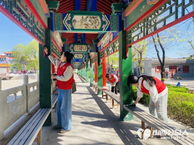 忻州市心连心志愿服务队的志愿者们来到古钟公园参与“做好守护地球的使者”地球日主题志愿服务活动守护赖以生存的家园 - 第5张 - 山西公益人 忻州市心连心志愿服务队的志愿者们来到古钟公园参与“做好守护地球的使者”地球日主题志愿服务活动守护赖以生存的家园 - 第5张