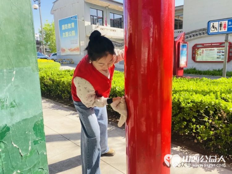 忻州市心连心志愿服务队的志愿者们来到古钟公园参与“做好守护地球的使者”地球日主题志愿服务活动守护赖以生存的家园 - 第4张 - 山西公益人 忻州市心连心志愿服务队的志愿者们来到古钟公园参与“做好守护地球的使者”地球日主题志愿服务活动守护赖以生存的家园 - 第4张