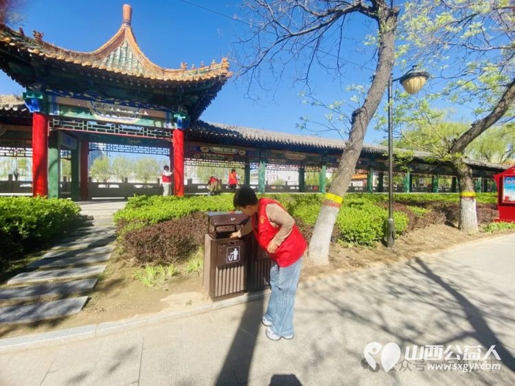 忻州市心连心志愿服务队的志愿者们来到古钟公园参与“做好守护地球的使者”地球日主题志愿服务活动守护赖以生存的家园 - 第8张 - 山西公益人 忻州市心连心志愿服务队的志愿者们来到古钟公园参与“做好守护地球的使者”地球日主题志愿服务活动守护赖以生存的家园 - 第8张