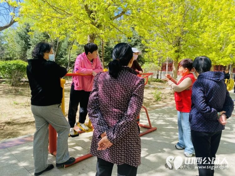 忻州市心连心志愿服务队的志愿者们来到古钟公园参与“做好守护地球的使者”地球日主题志愿服务活动守护赖以生存的家园 - 第6张 - 山西公益人 忻州市心连心志愿服务队的志愿者们来到古钟公园参与“做好守护地球的使者”地球日主题志愿服务活动守护赖以生存的家园 - 第6张