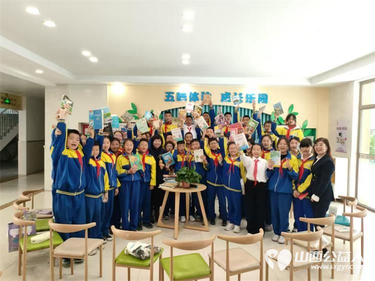 在书香里绽放的非遗晋源区第八实验小学校“4·23”世界读书日晋源区图书馆图书捐赠及千人共唱2025年世界读书日推广曲《阅读有光》 - 第7张 - 山西公益人 在书香里绽放的非遗晋源区第八实验小学校“4·23”世界读书日晋源区图书馆图书捐赠及千人共唱2025年世界读书日推广曲《阅读有光》 - 第7张