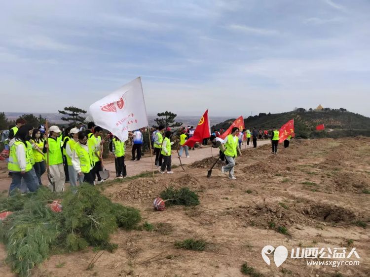 “同植青年林.共筑青年梦”晋中新青年高校志愿者联合服务中心开展义务植树造林活动 - 第2张 - 山西公益人 “同植青年林.共筑青年梦”晋中新青年高校志愿者联合服务中心开展义务植树造林活动 - 第2张