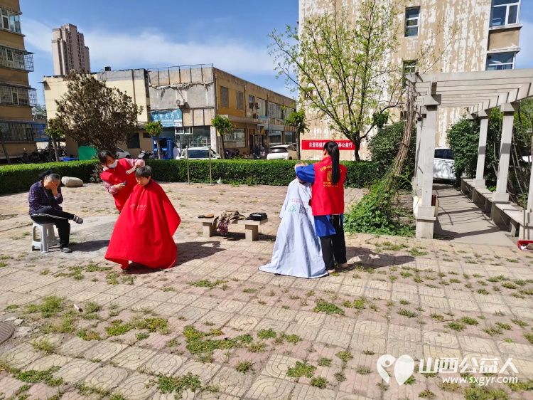 志愿服务进社区健康活动暖人心——介休市敬老协会组织志愿者4月23日在北坛街道崇文街社区服务老人 - 第9张 - 山西公益人 志愿服务进社区健康活动暖人心——介休市敬老协会组织志愿者4月23日在北坛街道崇文街社区服务老人 - 第9张