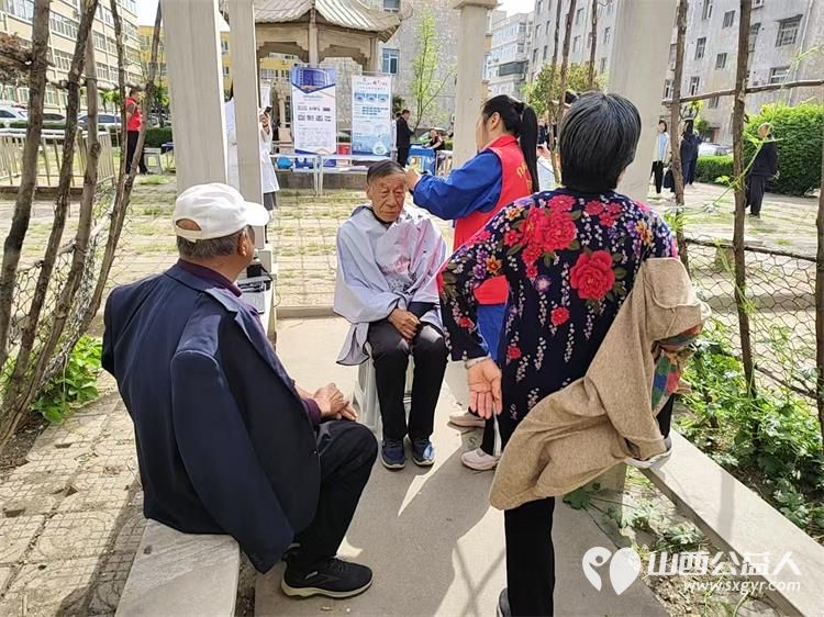 志愿服务进社区健康活动暖人心——介休市敬老协会组织志愿者4月23日在北坛街道崇文街社区服务老人 - 第20张 - 山西公益人 志愿服务进社区健康活动暖人心——介休市敬老协会组织志愿者4月23日在北坛街道崇文街社区服务老人 - 第20张