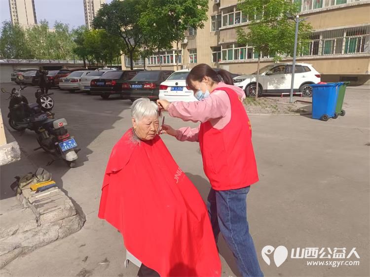 志愿服务进社区健康活动暖人心——介休市敬老协会组织志愿者4月23日在北坛街道崇文街社区服务老人 - 第13张 - 山西公益人 志愿服务进社区健康活动暖人心——介休市敬老协会组织志愿者4月23日在北坛街道崇文街社区服务老人 - 第13张