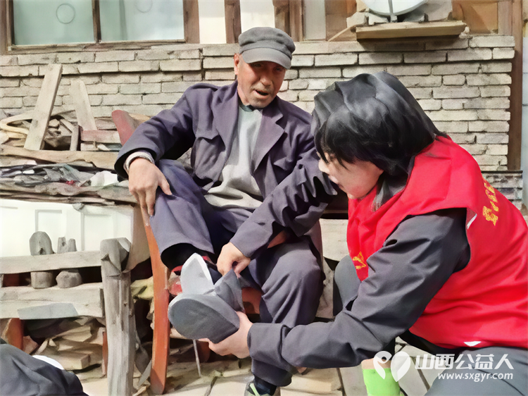 忻州市爱心公益协会情暖五台山孤寡老人 奔赴五台山景区台怀镇光明寺村看望73岁的五保户老人卜五 - 第11张 - 山西公益人 忻州市爱心公益协会情暖五台山孤寡老人 奔赴五台山景区台怀镇光明寺村看望73岁的五保户老人卜五 - 第11张