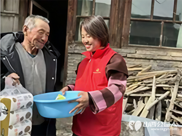 忻州市爱心公益协会情暖五台山孤寡老人 奔赴五台山景区台怀镇光明寺村看望73岁的五保户老人卜五 - 第5张 - 山西公益人 忻州市爱心公益协会情暖五台山孤寡老人 奔赴五台山景区台怀镇光明寺村看望73岁的五保户老人卜五 - 第5张
