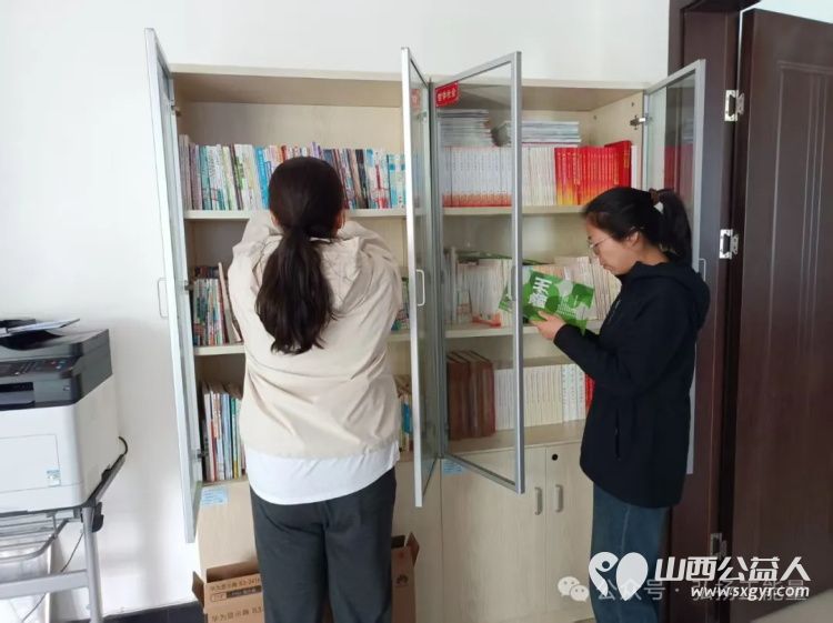 书香浸润社区阅读点亮未来 长治市正能量公益协会志愿服务走进颐龙湾社区与六一星系幼儿园开展了一场全民阅读系列活动 - 第7张 - 山西公益人 书香浸润社区阅读点亮未来 长治市正能量公益协会志愿服务走进颐龙湾社区与六一星系幼儿园开展了一场全民阅读系列活动 - 第7张