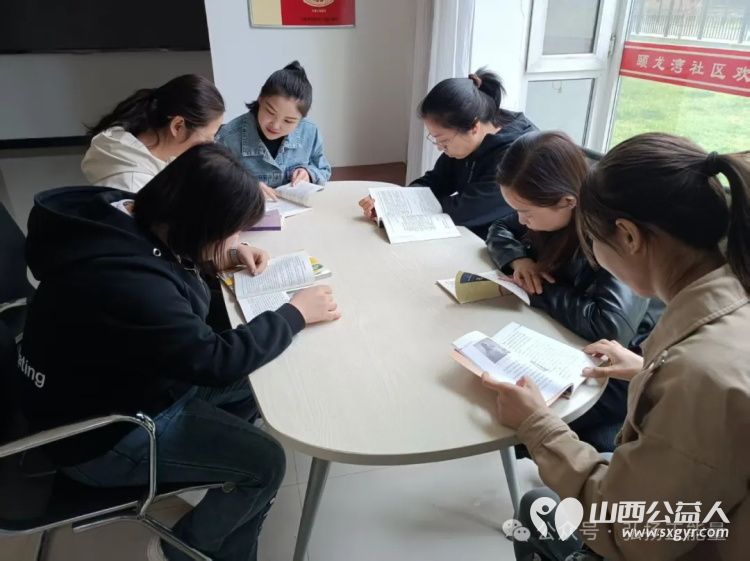 书香浸润社区阅读点亮未来 长治市正能量公益协会志愿服务走进颐龙湾社区与六一星系幼儿园开展了一场全民阅读系列活动 - 第3张 - 山西公益人 书香浸润社区阅读点亮未来 长治市正能量公益协会志愿服务走进颐龙湾社区与六一星系幼儿园开展了一场全民阅读系列活动 - 第3张