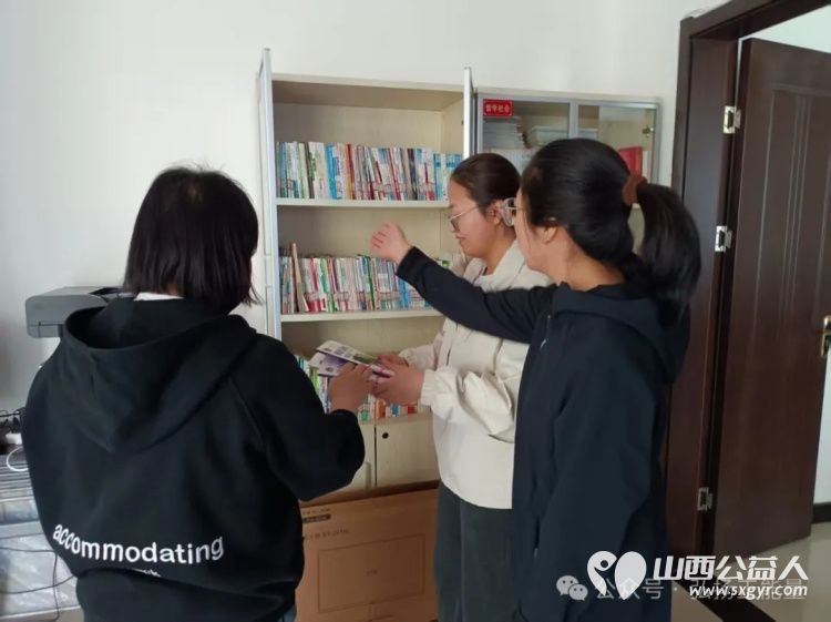 书香浸润社区阅读点亮未来 长治市正能量公益协会志愿服务走进颐龙湾社区与六一星系幼儿园开展了一场全民阅读系列活动 - 第5张 - 山西公益人 书香浸润社区阅读点亮未来 长治市正能量公益协会志愿服务走进颐龙湾社区与六一星系幼儿园开展了一场全民阅读系列活动 - 第5张