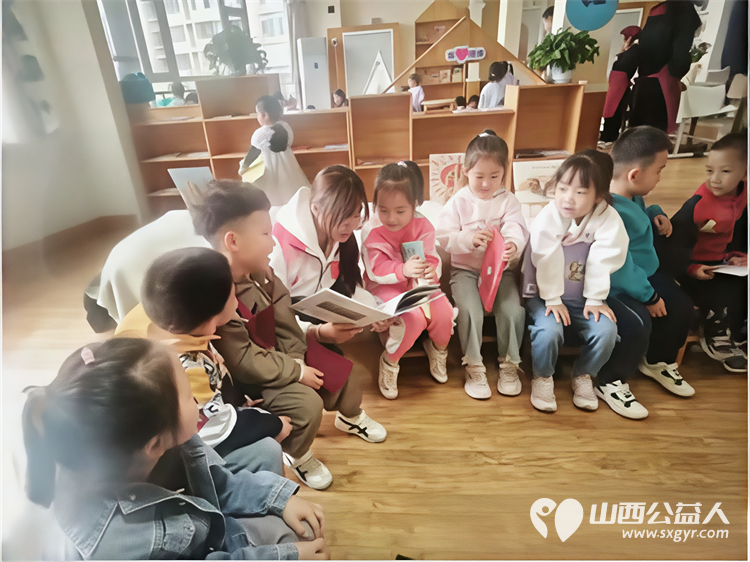 书香浸润社区阅读点亮未来 长治市正能量公益协会志愿服务走进颐龙湾社区与六一星系幼儿园开展了一场全民阅读系列活动 - 第1张 - 山西公益人 书香浸润社区阅读点亮未来 长治市正能量公益协会志愿服务走进颐龙湾社区与六一星系幼儿园开展了一场全民阅读系列活动 - 第1张