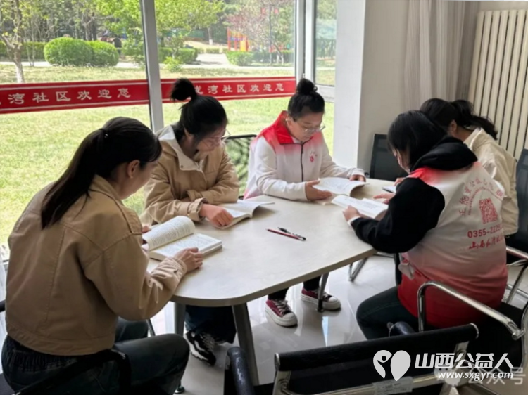 书香浸润社区阅读点亮未来 长治市正能量公益协会志愿服务走进颐龙湾社区与六一星系幼儿园开展了一场全民阅读系列活动 - 第2张 - 山西公益人 书香浸润社区阅读点亮未来 长治市正能量公益协会志愿服务走进颐龙湾社区与六一星系幼儿园开展了一场全民阅读系列活动 - 第2张