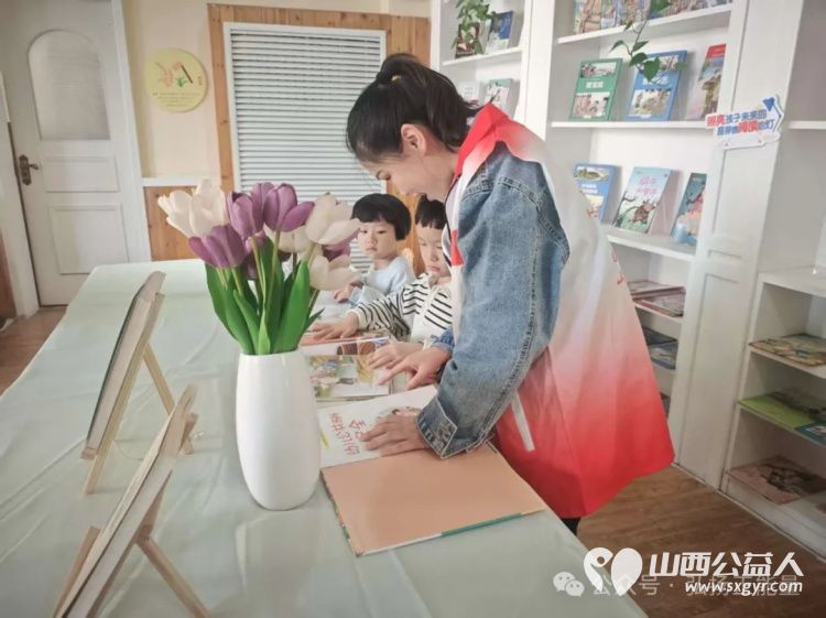 书香浸润社区阅读点亮未来 长治市正能量公益协会志愿服务走进颐龙湾社区与六一星系幼儿园开展了一场全民阅读系列活动 - 第15张 - 山西公益人 书香浸润社区阅读点亮未来 长治市正能量公益协会志愿服务走进颐龙湾社区与六一星系幼儿园开展了一场全民阅读系列活动 - 第15张