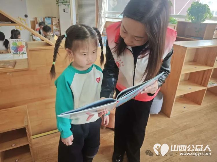 书香浸润社区阅读点亮未来 长治市正能量公益协会志愿服务走进颐龙湾社区与六一星系幼儿园开展了一场全民阅读系列活动 - 第17张 - 山西公益人 书香浸润社区阅读点亮未来 长治市正能量公益协会志愿服务走进颐龙湾社区与六一星系幼儿园开展了一场全民阅读系列活动 - 第17张