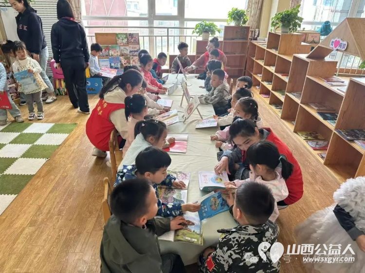 书香浸润社区阅读点亮未来 长治市正能量公益协会志愿服务走进颐龙湾社区与六一星系幼儿园开展了一场全民阅读系列活动 - 第9张 - 山西公益人 书香浸润社区阅读点亮未来 长治市正能量公益协会志愿服务走进颐龙湾社区与六一星系幼儿园开展了一场全民阅读系列活动 - 第9张