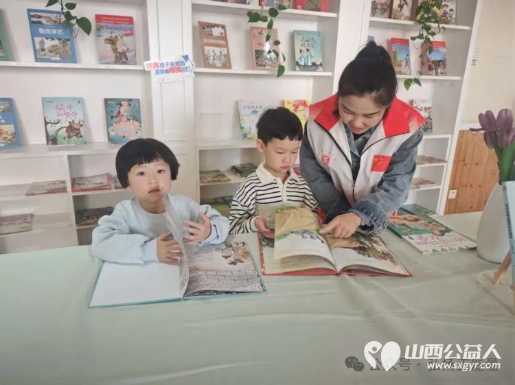书香浸润社区阅读点亮未来 长治市正能量公益协会志愿服务走进颐龙湾社区与六一星系幼儿园开展了一场全民阅读系列活动 - 第12张 - 山西公益人 书香浸润社区阅读点亮未来 长治市正能量公益协会志愿服务走进颐龙湾社区与六一星系幼儿园开展了一场全民阅读系列活动 - 第12张