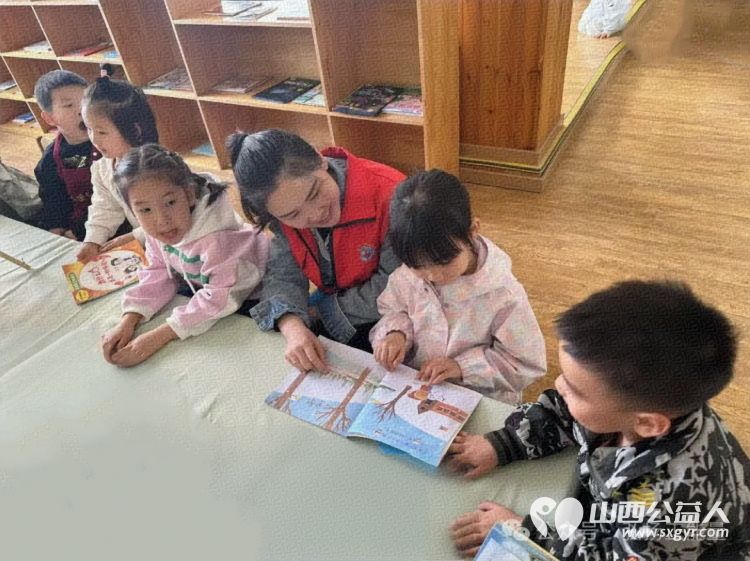 书香浸润社区阅读点亮未来 长治市正能量公益协会志愿服务走进颐龙湾社区与六一星系幼儿园开展了一场全民阅读系列活动 - 第11张 - 山西公益人 书香浸润社区阅读点亮未来 长治市正能量公益协会志愿服务走进颐龙湾社区与六一星系幼儿园开展了一场全民阅读系列活动 - 第11张