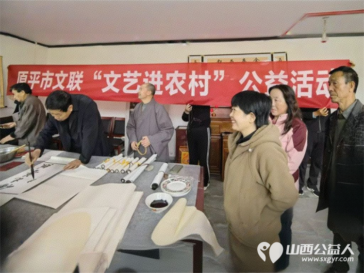 墨香润乡村丹青绘振兴——原平市文联文艺志愿服务走进匙村开展文艺进农村活动书法绘画作品赠送给农民兄弟 - 第2张 - 山西公益人 墨香润乡村丹青绘振兴——原平市文联文艺志愿服务走进匙村开展文艺进农村活动书法绘画作品赠送给农民兄弟 - 第2张