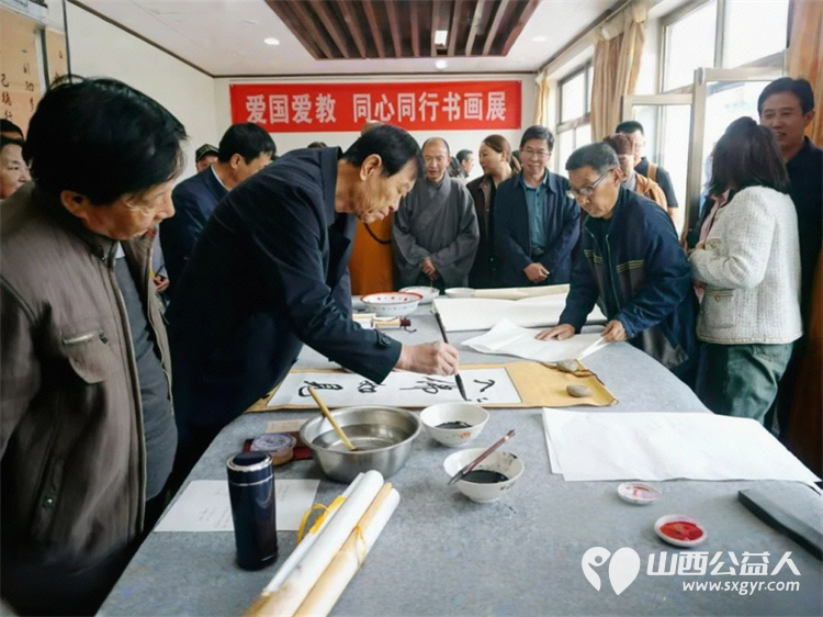 墨香润乡村丹青绘振兴——原平市文联文艺志愿服务走进匙村开展文艺进农村活动书法绘画作品赠送给农民兄弟 - 第3张 - 山西公益人 墨香润乡村丹青绘振兴——原平市文联文艺志愿服务走进匙村开展文艺进农村活动书法绘画作品赠送给农民兄弟 - 第3张