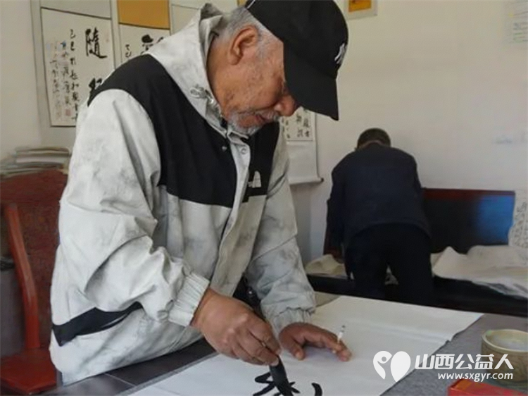 墨香润乡村丹青绘振兴——原平市文联文艺志愿服务走进匙村开展文艺进农村活动书法绘画作品赠送给农民兄弟 - 第4张 - 山西公益人 墨香润乡村丹青绘振兴——原平市文联文艺志愿服务走进匙村开展文艺进农村活动书法绘画作品赠送给农民兄弟 - 第4张