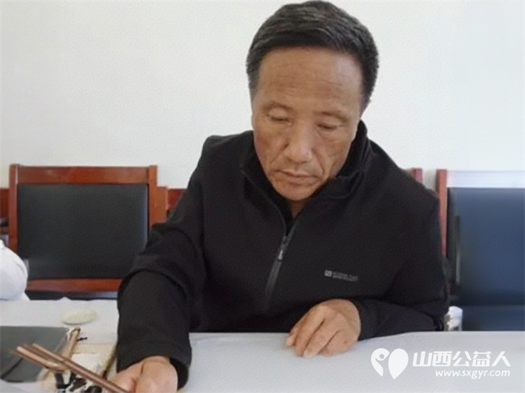 墨香润乡村丹青绘振兴——原平市文联文艺志愿服务走进匙村开展文艺进农村活动书法绘画作品赠送给农民兄弟 - 第7张 - 山西公益人 墨香润乡村丹青绘振兴——原平市文联文艺志愿服务走进匙村开展文艺进农村活动书法绘画作品赠送给农民兄弟 - 第7张