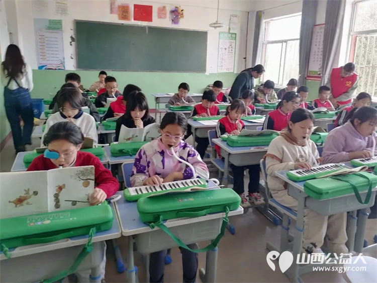 未推送的时光里我们依然在热爱里坚守--吕梁市离石区青年志愿者协会在信义小学用爱心和专业为孩子们带来一节节生动有趣的口风琴课 - 第4张 - 山西公益人 未推送的时光里我们依然在热爱里坚守--吕梁市离石区青年志愿者协会在信义小学用爱心和专业为孩子们带来一节节生动有趣的口风琴课 - 第4张