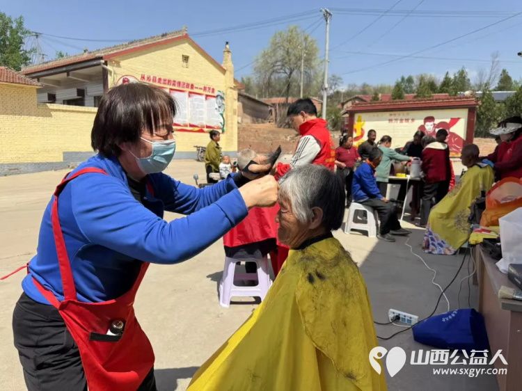 长治市阳光困境儿童帮扶协会参加共青团长治市委员会美丽乡村修剪行义务理发走进沁县册村镇河止村志愿活动 - 第10张