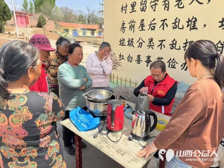 长治市阳光困境儿童帮扶协会参加共青团长治市委员会美丽乡村修剪行义务理发走进沁县册村镇河止村志愿活动 - 第7张