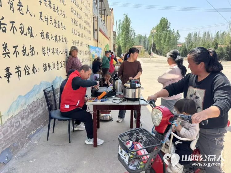 长治市阳光困境儿童帮扶协会参加共青团长治市委员会美丽乡村修剪行义务理发走进沁县册村镇河止村志愿活动 - 第9张