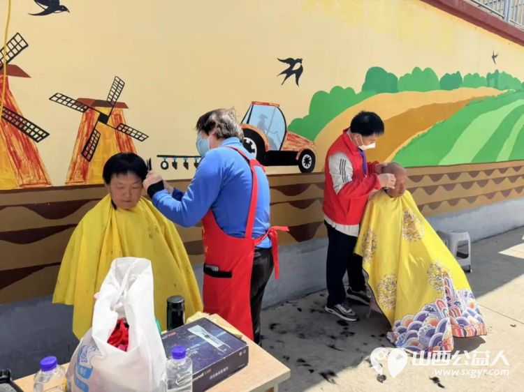 长治市阳光困境儿童帮扶协会参加共青团长治市委员会美丽乡村修剪行义务理发走进沁县册村镇河止村志愿活动 - 第2张