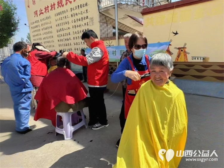 长治市阳光困境儿童帮扶协会参加共青团长治市委员会美丽乡村修剪行义务理发走进沁县册村镇河止村志愿活动 - 第3张