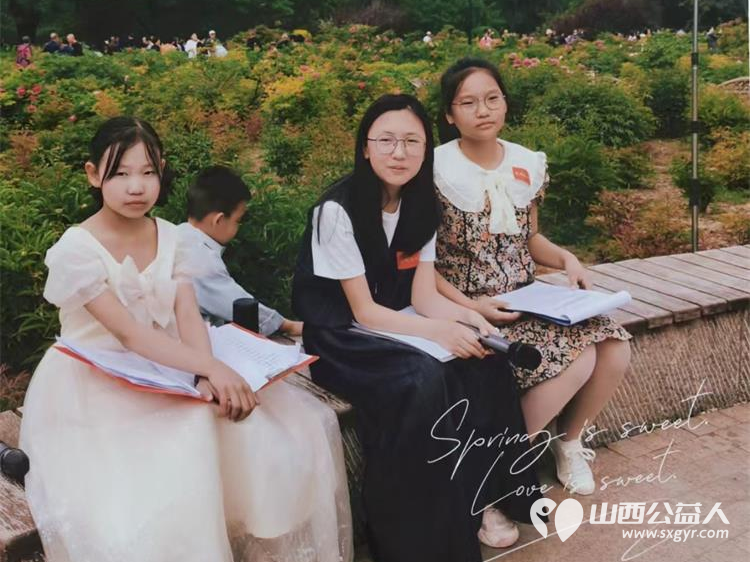 太原市龙城义工泽众书会迎泽公园世界读书日以花为媒以书为友书友会在​牡丹盛开的迎泽公园举办​一场别开生面的读书活动 - 第3张