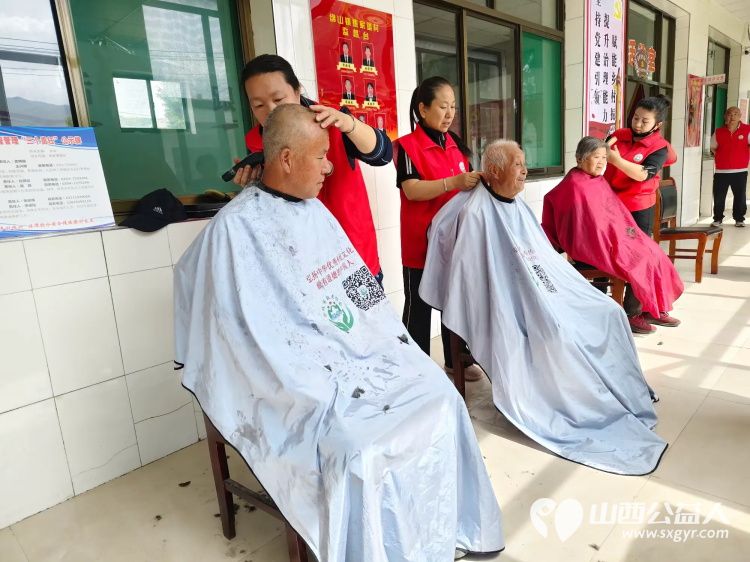 介休市敬老协会孝善行敬老活动4月26日走进绵山镇焦家堡村为村里所有老人理发义诊 - 第4张 - 山西公益人 介休市敬老协会孝善行敬老活动4月26日走进绵山镇焦家堡村为村里所有老人理发义诊 - 第4张