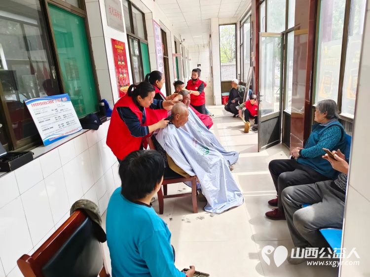 介休市敬老协会孝善行敬老活动4月26日走进绵山镇焦家堡村为村里所有老人理发义诊 - 第12张 - 山西公益人 介休市敬老协会孝善行敬老活动4月26日走进绵山镇焦家堡村为村里所有老人理发义诊 - 第12张