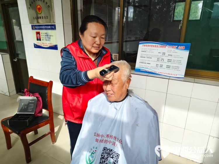 介休市敬老协会孝善行敬老活动4月26日走进绵山镇焦家堡村为村里所有老人理发义诊 - 第7张 - 山西公益人 介休市敬老协会孝善行敬老活动4月26日走进绵山镇焦家堡村为村里所有老人理发义诊 - 第7张