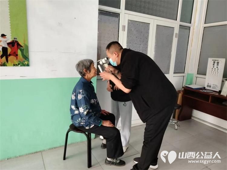 4月26日介休市敬老协会孝善行敬老活动走进绵山镇西靳屯村为村里所有老人理发义诊 - 第6张