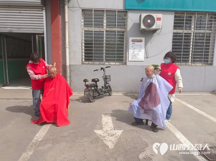 4月26日介休市敬老协会孝善行敬老活动走进绵山镇西靳屯村为村里所有老人理发义诊 - 第8张