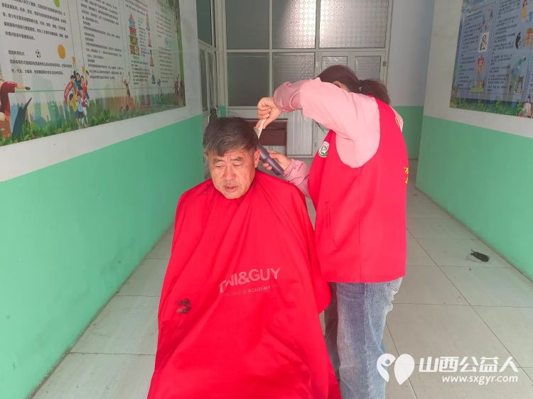 4月26日介休市敬老协会孝善行敬老活动走进绵山镇西靳屯村为村里所有老人理发义诊 - 第4张