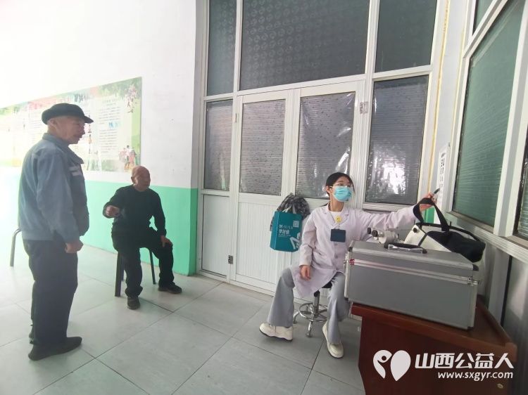 4月26日介休市敬老协会孝善行敬老活动走进绵山镇西靳屯村为村里所有老人理发义诊 - 第5张