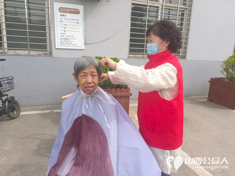 4月26日介休市敬老协会孝善行敬老活动走进绵山镇西靳屯村为村里所有老人理发义诊 - 第9张