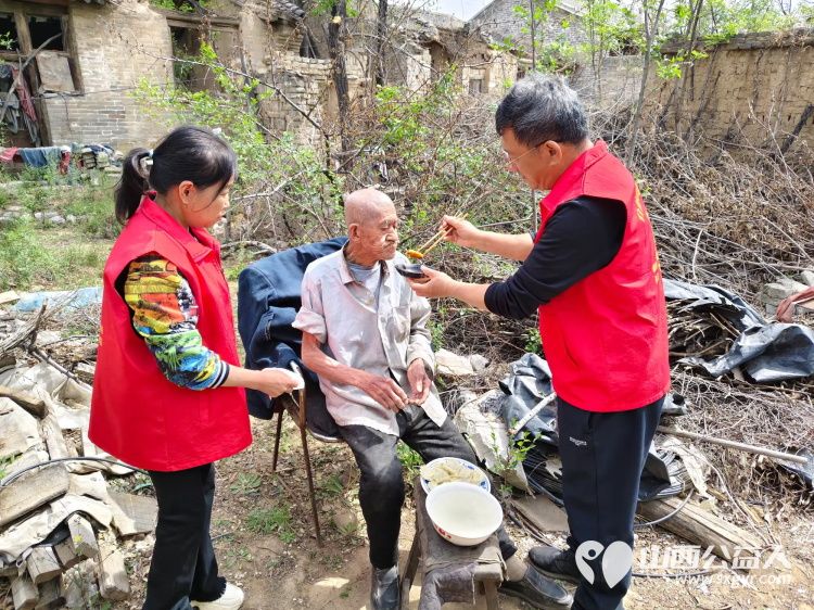 介休市敬老协会志愿者走进绵山镇焦家堡村入户特困老人84岁张雄飞家给他清理了个人卫生、整理了家务、包了饺子 - 第10张 - 山西公益人 介休市敬老协会志愿者走进绵山镇焦家堡村入户特困老人84岁张雄飞家给他清理了个人卫生、整理了家务、包了饺子 - 第10张
