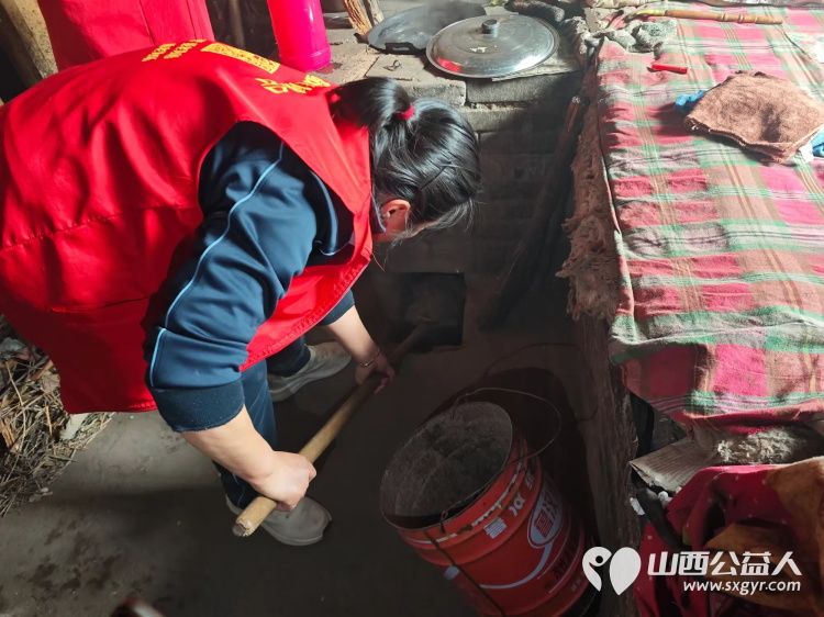 介休市敬老协会志愿者走进绵山镇焦家堡村入户特困老人84岁张雄飞家给他清理了个人卫生、整理了家务、包了饺子 - 第15张 - 山西公益人 介休市敬老协会志愿者走进绵山镇焦家堡村入户特困老人84岁张雄飞家给他清理了个人卫生、整理了家务、包了饺子 - 第15张