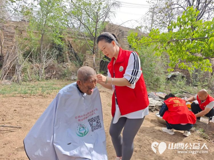 介休市敬老协会志愿者走进绵山镇焦家堡村入户特困老人84岁张雄飞家给他清理了个人卫生、整理了家务、包了饺子 - 第4张 - 山西公益人 介休市敬老协会志愿者走进绵山镇焦家堡村入户特困老人84岁张雄飞家给他清理了个人卫生、整理了家务、包了饺子 - 第4张