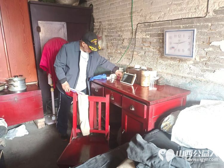 介休市敬老协会志愿者走进绵山镇西靳屯村入户特困老人80岁曹天贵家为老人擦玻璃刷洗锅碗瓢盆打扫室内外卫生包饺子 - 第9张 - 山西公益人 介休市敬老协会志愿者走进绵山镇西靳屯村入户特困老人80岁曹天贵家为老人擦玻璃刷洗锅碗瓢盆打扫室内外卫生包饺子 - 第9张