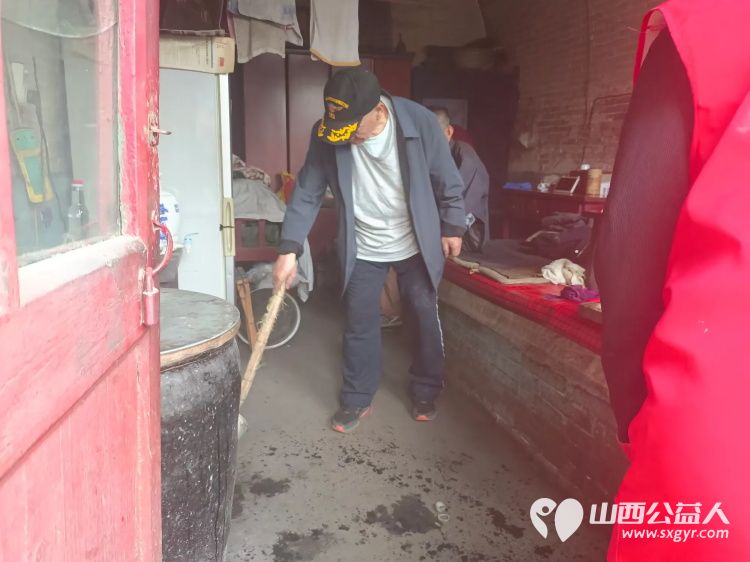 介休市敬老协会志愿者走进绵山镇西靳屯村入户特困老人80岁曹天贵家为老人擦玻璃刷洗锅碗瓢盆打扫室内外卫生包饺子 - 第8张 - 山西公益人 介休市敬老协会志愿者走进绵山镇西靳屯村入户特困老人80岁曹天贵家为老人擦玻璃刷洗锅碗瓢盆打扫室内外卫生包饺子 - 第8张