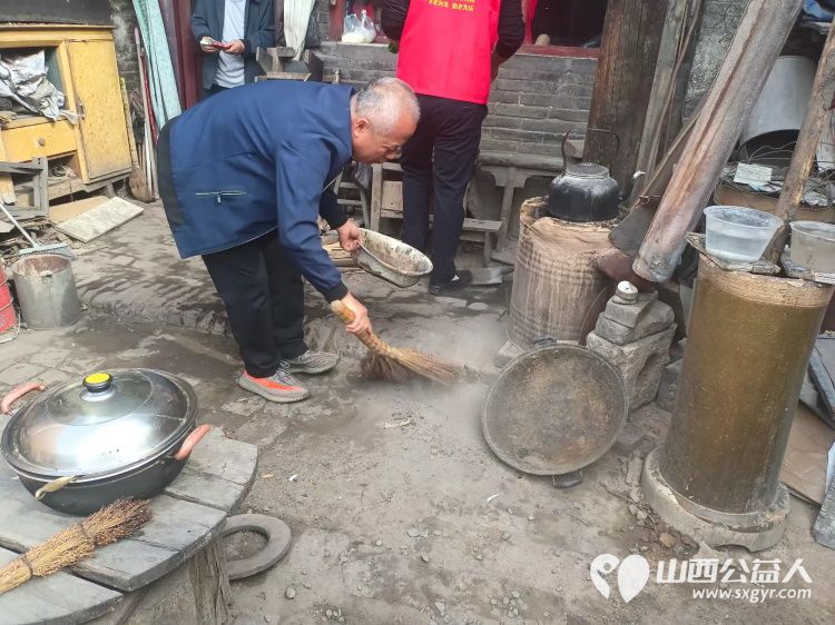 介休市敬老协会志愿者走进绵山镇西靳屯村入户特困老人80岁曹天贵家为老人擦玻璃刷洗锅碗瓢盆打扫室内外卫生包饺子 - 第7张 - 山西公益人 介休市敬老协会志愿者走进绵山镇西靳屯村入户特困老人80岁曹天贵家为老人擦玻璃刷洗锅碗瓢盆打扫室内外卫生包饺子 - 第7张